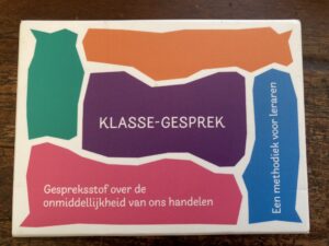 In deze methodiek ‘Klasse-gesprek op de vloer’ (doorontwikkelt met en vanuit de methodiek 'Klasse-gesprek' Gespreksstof over de onmiddelijkheid van ons handelen van Monique van den Heuvel, behorende bij het zeer waardevolle en bruikbare boek Kairos in de klas. Pedagogiek met hart, hoofd, handen en voeten)